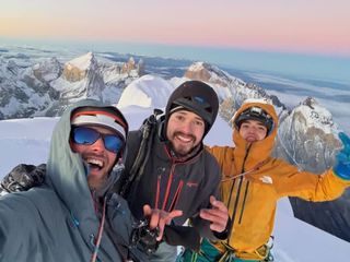 Tres escaladiores de montañas llegaron a la cumbre de Paine Grande