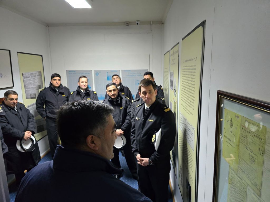 Visita profesional de dotación ATF Lientur al Museo Naval y Marítimo de Punta Arenas