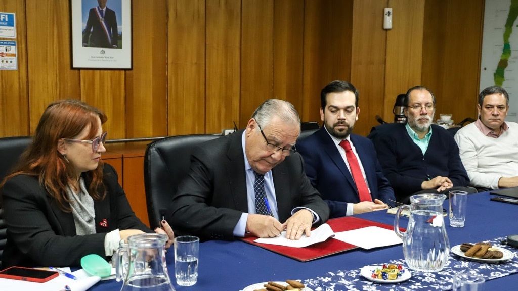 Firma el ministro Campos Firma el ministro Campos
