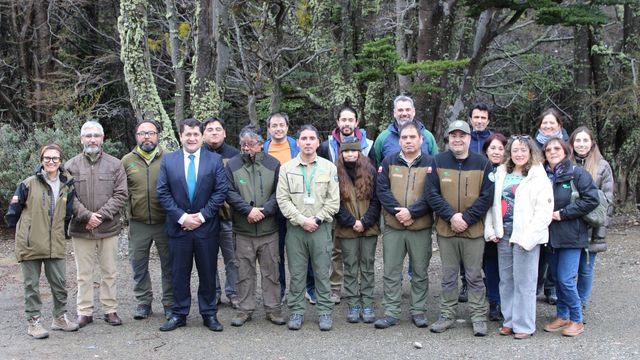 guardaparques, equipo de CONAF y SBAP en Reserva Nacional Magallanes