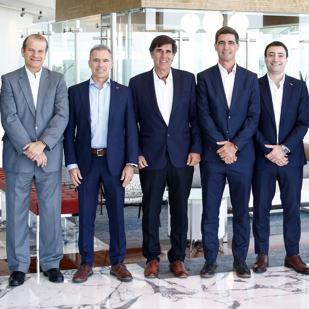 Gerente general de Enap, Julio Friedmann, junto a representantes de las empresas firmantes