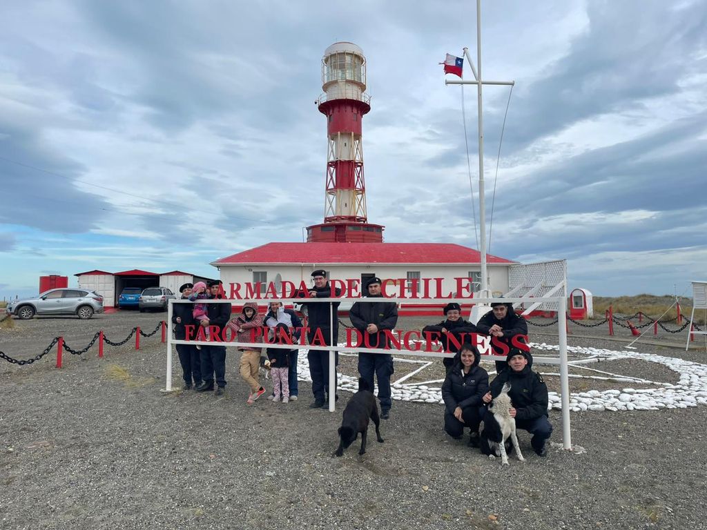Gobernador Marítimo de Punta Arenas junto a la dotación del histórico Faro Punta dungeness Gobernador Marítimo de Punta Arenas junto a la dotación del histórico Faro Punta dungeness