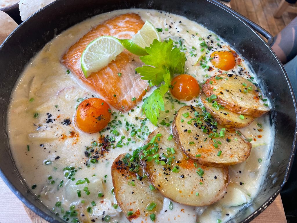 La gastronomía de Puerto Natales cuenta con la experiencia culinaria de la Patagonia de montaña, de pampa, de fiordos y canales La gastronomía de Puerto Natales cuenta con la experiencia culinaria de la Patagonia de montaña, de pampa, de fiordos y canales