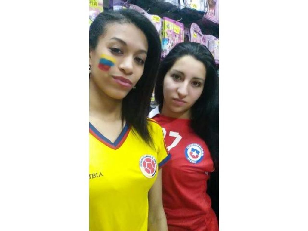 VENDEDORAS DE TIENDA BETYCEL DIVIDIDAS POR EL FUTBOL