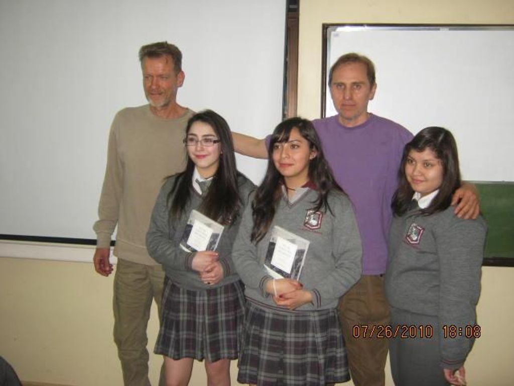 ESTUDIANTES DEL LICEO POLITÉCNICO CARDENAL RAÚL SILVA HENRÍQUEZ COMPARTIERON CON CREADORES DE LIBRO «NO SE ASEGURA REGRESO» ESTUDIANTES DEL LICEO POLITÉCNICO CARDENAL RAÚL SILVA HENRÍQUEZ COMPARTIERON CON CREADORES DE LIBRO «NO SE ASEGURA REGRESO»