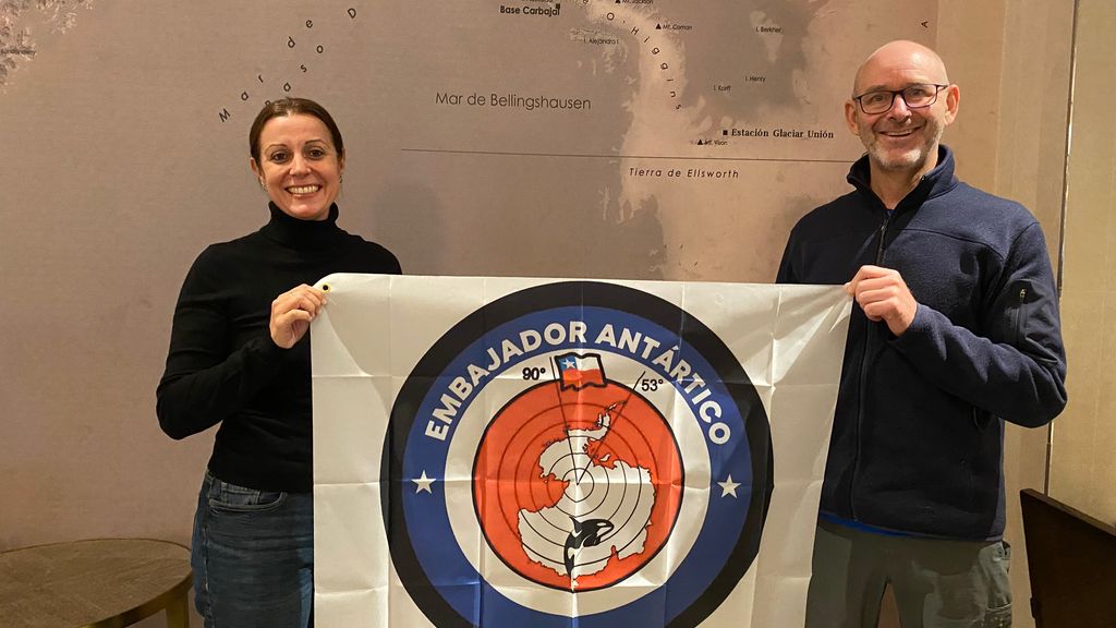 Embajadora de Nueva Zelancia y Australia recibieron el emblema de Embajador Antártico tras su visita al continente blanco Embajadora de Nueva Zelancia y Australia recibieron el emblema de Embajador Antártico tras su visita al continente blanco