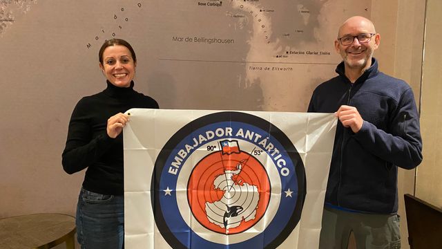 Embajadora de Nueva Zelancia y Australia recibieron el emblema de Embajador Antártico tras su visita al continente blanco Embajadora de Nueva Zelancia y Australia recibieron el emblema de Embajador Antártico tras su visita al continente blanco