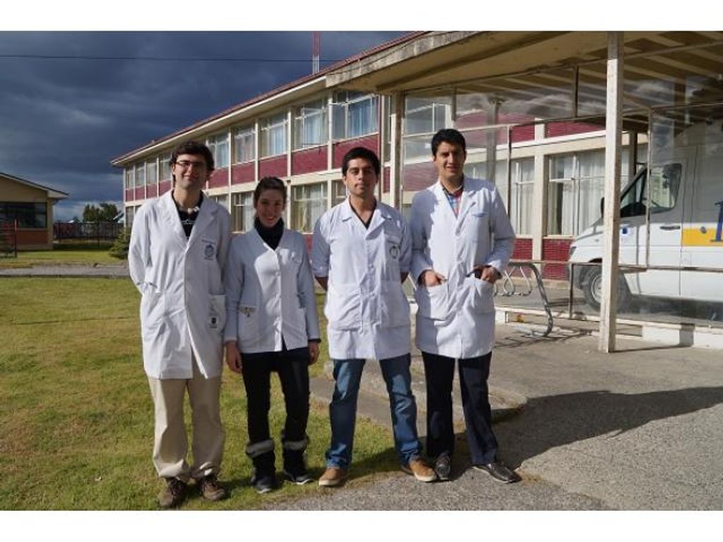 CUATRO ALUMNOS DE LA CARRERA DE MEDICINA SE ENCUENTRAN REALIZANDO SU PRÁCTICA EN EL HOSPITAL DR. AUGUSTO ESSMANN BURGOS CUATRO ALUMNOS DE LA CARRERA DE MEDICINA SE ENCUENTRAN REALIZANDO SU PRÁCTICA EN EL HOSPITAL DR. AUGUSTO ESSMANN BURGOS
