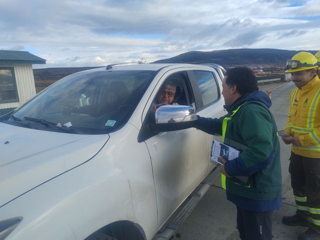 Equipo de fiscalizaci´n y brigadistas de CONAF entregron información preventiva a cnductores que transitaban pr el sector de Agua Fresca Equipo de fiscalizaci´n y brigadistas de CONAF entregron información preventiva a cnductores que transitaban pr el sector de Agua Fresca