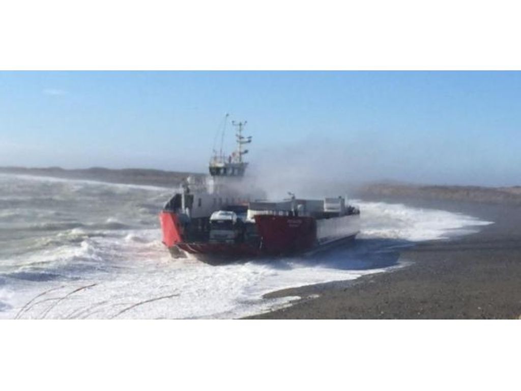 FERRY CON PASAJEROS Y VEHÍCULOS VARA POR EMERGENCIA DURANTE CRUCE EN PRIMERA ANGOSTURA FERRY CON PASAJEROS Y VEHÍCULOS VARA POR EMERGENCIA DURANTE CRUCE EN PRIMERA ANGOSTURA
