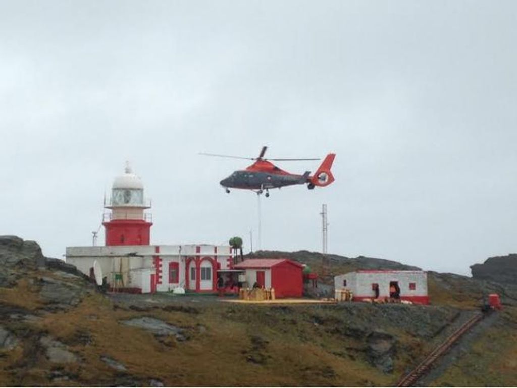 ARMADA REALIZA RELEVOS EN FARO EVANGELISTAS