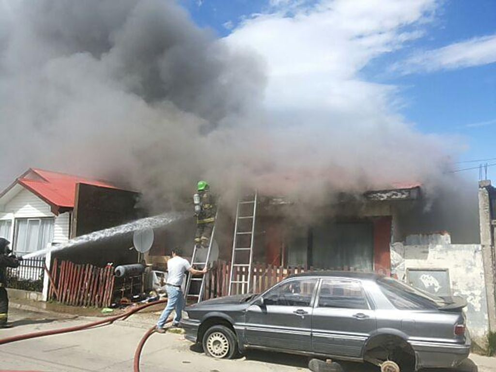 SEIS PERSONAS DAMNIFICADAS DEJA INCENDIO EN LA POBLACIÓN FERMÍN ROCA