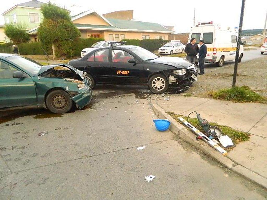 COLISIÓN FRONTAL DEJA CINCO LESIONADOS COLISIÓN FRONTAL DEJA CINCO LESIONADOS