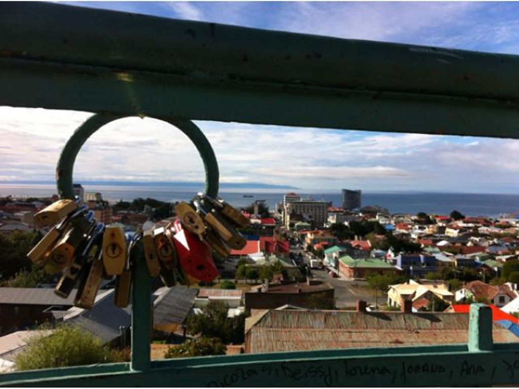 LLEGA A PUNTA ARENAS LA MODA DE LOS CANDADOS DEL AMOR LLEGA A PUNTA ARENAS LA MODA DE LOS CANDADOS DEL AMOR