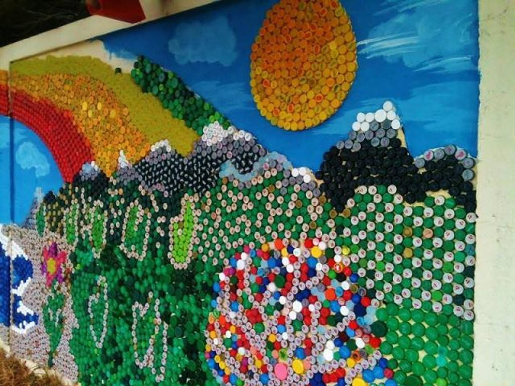 ESCUELA PEDRO SARMIENTO DE GAMBOA LUCE LLAMATIVO MURAL DE TAPAS PLÁSTICAS ESCUELA PEDRO SARMIENTO DE GAMBOA LUCE LLAMATIVO MURAL DE TAPAS PLÁSTICAS