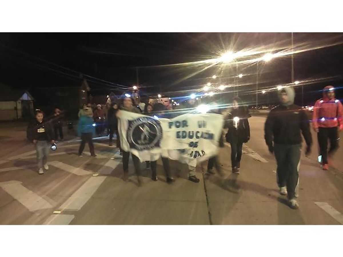 DOCENTES, APODERADOS Y ALUMNOS MARCHARON POR COSTANERA DE PUNTA ARENAS