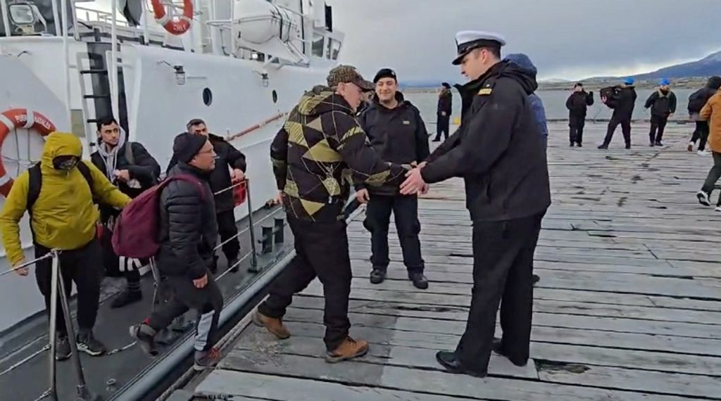 Capita´n de Puerto de Puerto Natales recibiendo a los naufragos que desembarcan desde la LSG Puerto Natales Capita´n de Puerto de Puerto Natales recibiendo a los naufragos que desembarcan desde la LSG Puerto Natales