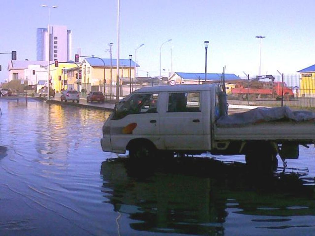 INUNDACIÓN EN AVENIDA COSTANERA PROVOCÓ INTERRUPCIÓN DEL TRÁNSITO VEHICULAR