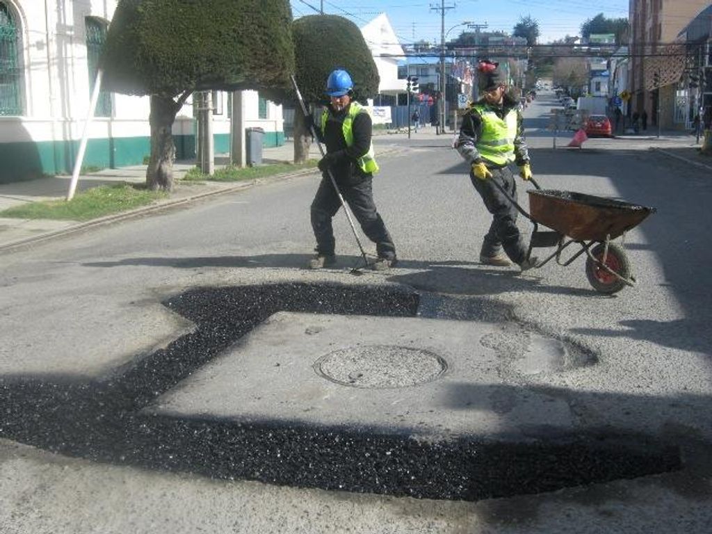 CON BACHEO ASFÁLTICO EN CALLE WALDO SEGUEL ENTRE CHILOÉ Y BORIES SE INICIARON TRABAJOS DE CONSERVACIÓN DE VÍAS URBANAS