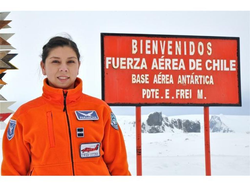 FUERZA AÉREA DE CHILE HABILITÓ EN NIEVE A PRIMERA TRIPULANTE MUJER EN MATERIAL DE VUELO DHC-6 TWIN OTTER