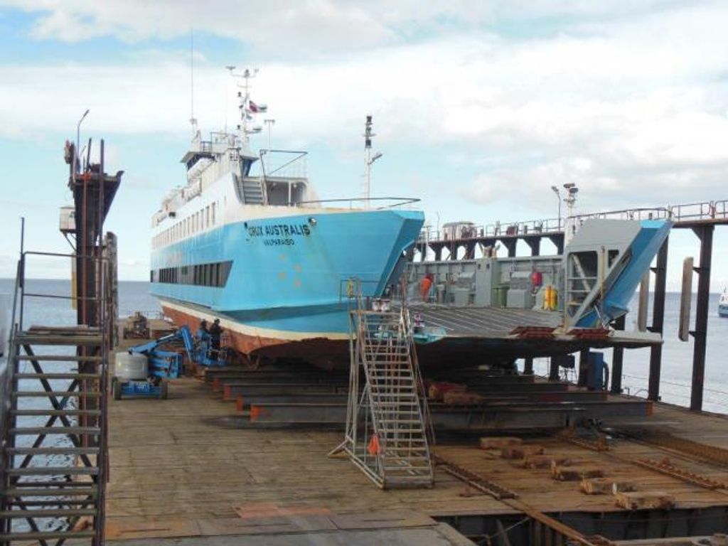 FERRY CRUX AUSTRALIS ENTRÓ EN CARENA FERRY CRUX AUSTRALIS ENTRÓ EN CARENA