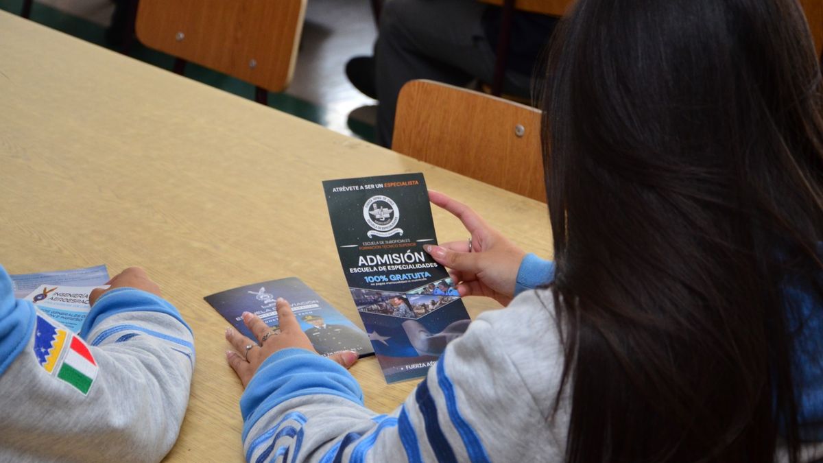 IVª BRIGADA AÉREA REALIZA CHARLA VOCACIONAL A ESTUDIANTES DEL LICEO JUAN BAUTISTA CONTARDI DE PUNTA ARENAS
