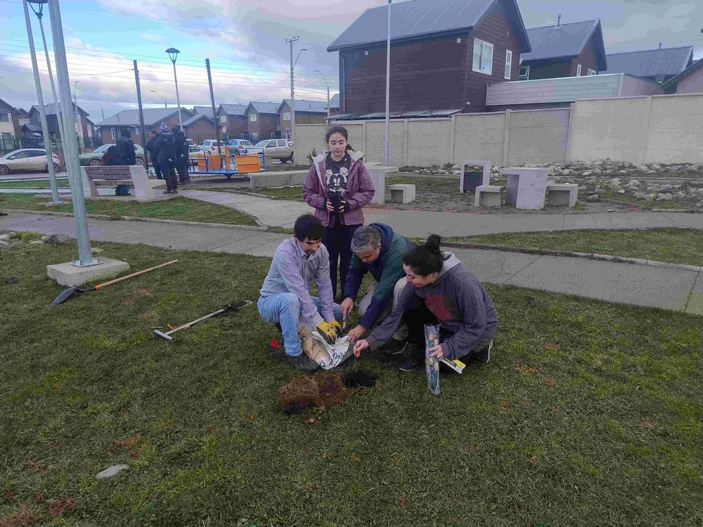 El director regional de CONAF junto a su equipoen plena plantación de un árbol de lenga en el barrio El director regional de CONAF junto a su equipoen plena plantación de un árbol de lenga en el barrio