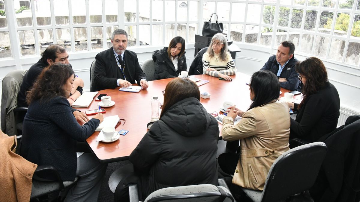 MUNICIPIO SE REÚNE CON INSTITUCIONES PÚBLICAS PARA AGILIZAR APERTURA DE NUEVO CESFAM 18 DE SEPTIEMBRE