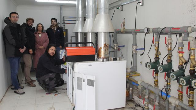 De pie, Fernando León; Sebastián Ponce, subdirector de Cobertura y Habilitación de Espacios Educativos; Paola Valenzuela y César Oyarzún