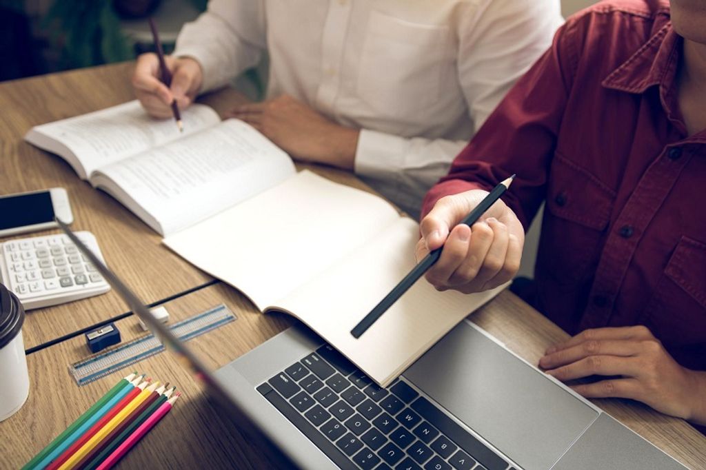 Adolescente estudiando Adolescente estudiando