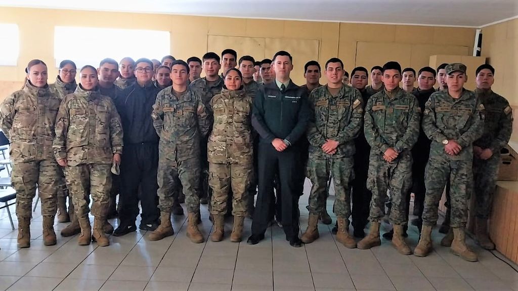 Oficial Javier Guzmán en charla a conscriptos inetresados en Gendarmería Oficial Javier Guzmán en charla a conscriptos inetresados en Gendarmería