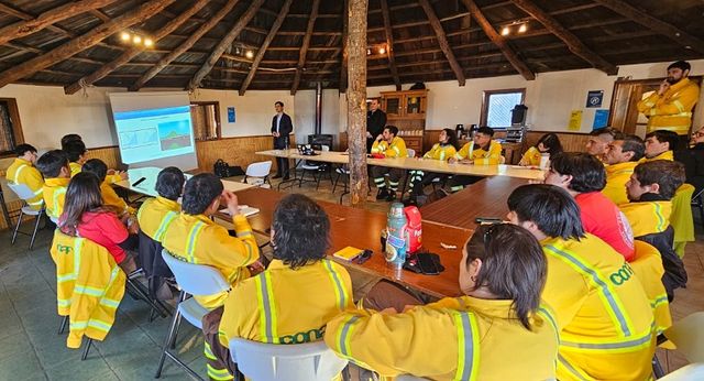 Jefes de Cuadrilla y Brigada recibieron capacitación del Centro Meteorológico Maritimo de Punta Arenas 4
