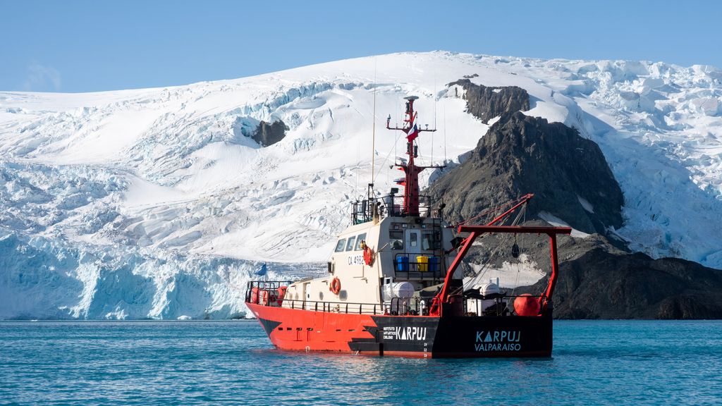 Nave científica Karpuj_ en bahía Almirantazgo