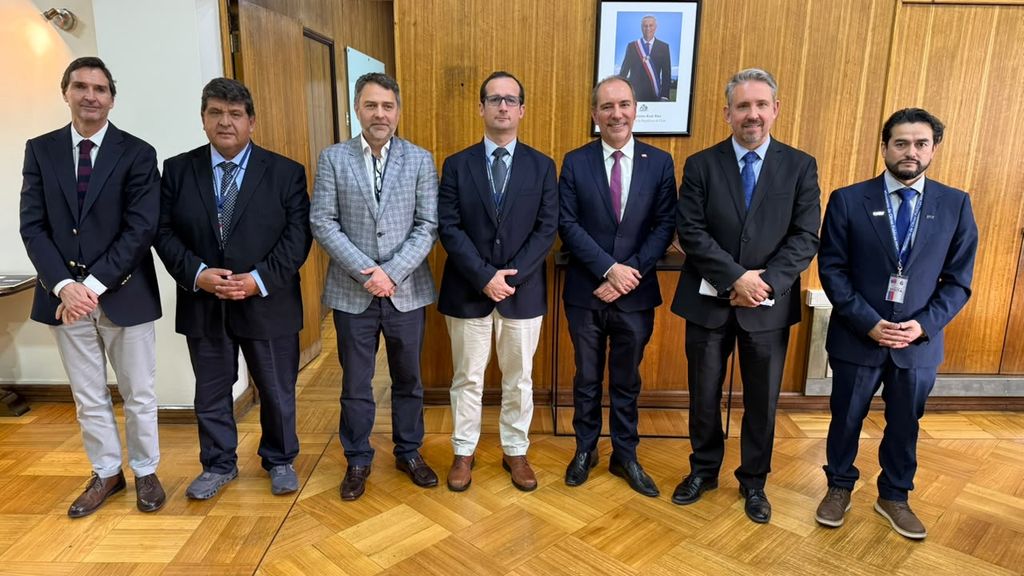 Diputado Alejandro Riquelme, ministro Louis de Grange y CChC