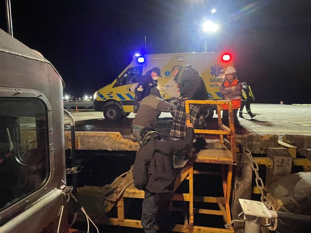 La Autoridad Marítima de Puerto Natales había coordinado la presencia de la Ambulancia del SAMU en el muelle La Autoridad Marítima de Puerto Natales había coordinado la presencia de la Ambulancia del SAMU en el muelle