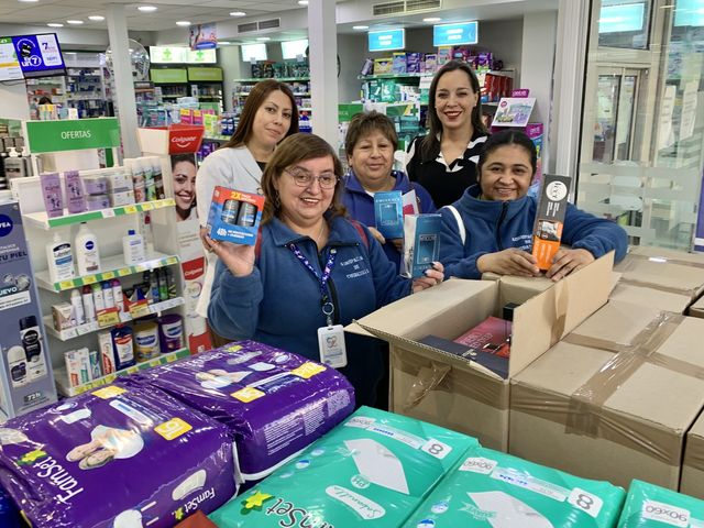 Entrega de productos Cruz Verde a organización