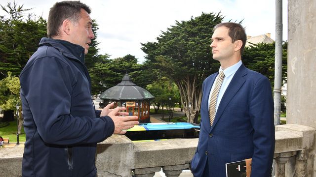 Claudio Radonich junto al cónsul argentino