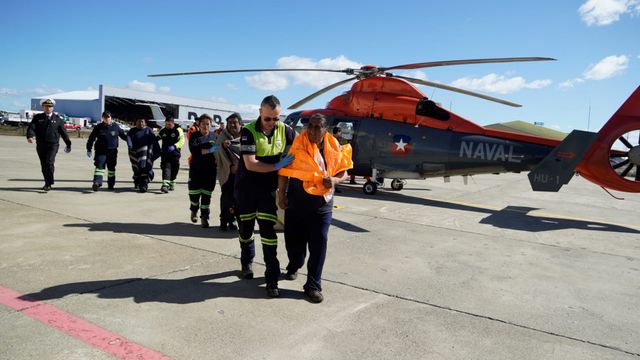 Los naufragos rescatados ya en Punta Arenas tras el operativo multidimensional de la Armada de Chile Los naufragos rescatados ya en Punta Arenas tras el operativo multidimensional de la Armada de Chile