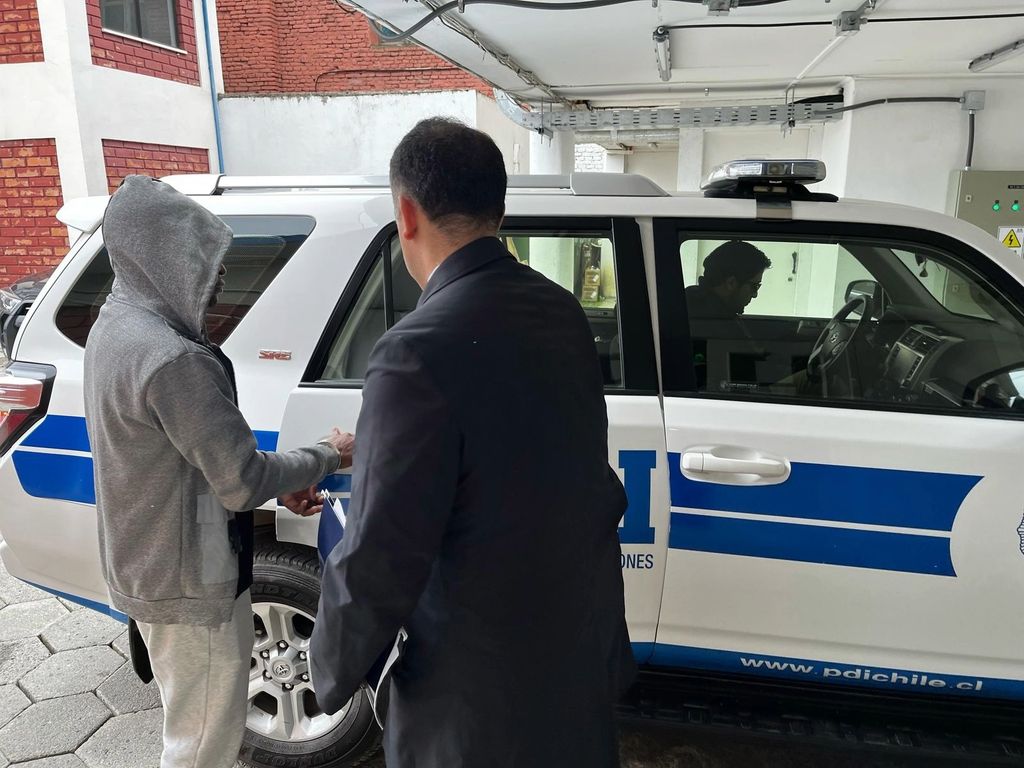 PDI Punta Arenas materializó la expulsión de una ciudadano colombiano PDI Punta Arenas materializó la expulsión de una ciudadano colombiano