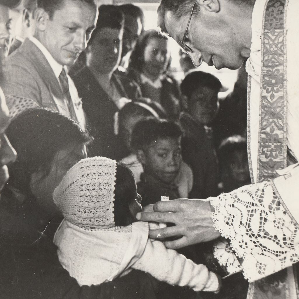 FOTO 6 En la capilla de Fuerte Bulnes, el padre Marosa bautiza a Belisario Coliboro FOTO 6 En la capilla de Fuerte Bulnes, el padre Marosa bautiza a Belisario Coliboro