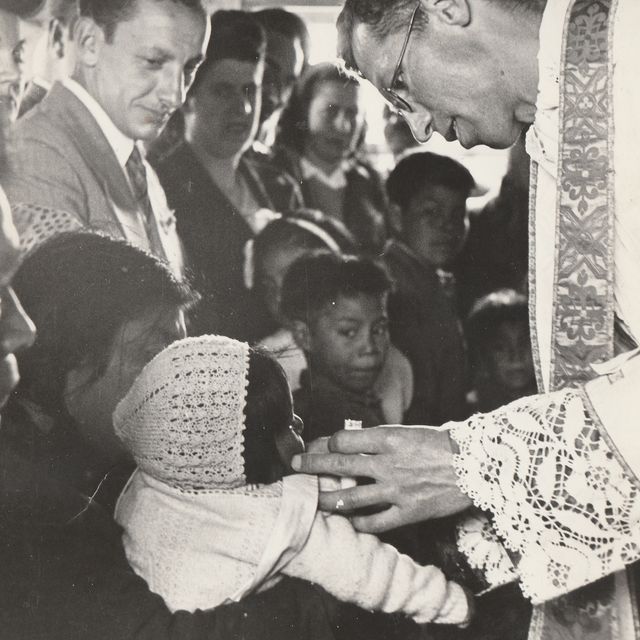 FOTO 6 En la capilla de Fuerte Bulnes, el padre Marosa bautiza a Belisario Coliboro