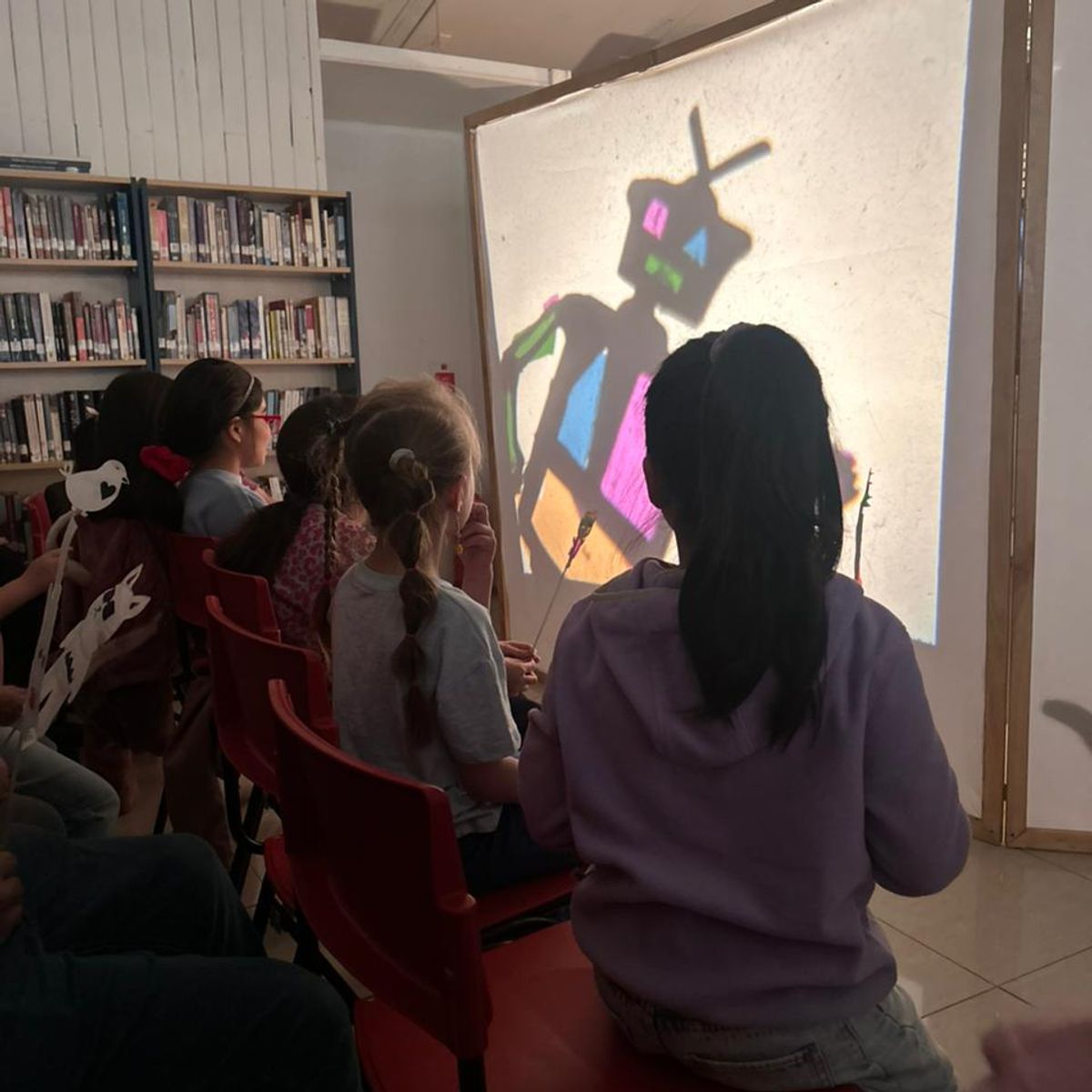 BIBLIOTECA N°47 DE HORNILLAS CELEBRÓ EL DÍA DEL LIBRO CON TALLER DE TEATRO DE SOMBRAS DE LA CANALLA