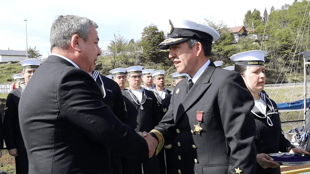 Alcalde de Cabo de Hornos condecora al Contraalmirante Jorge Castillo en Puerto Williams