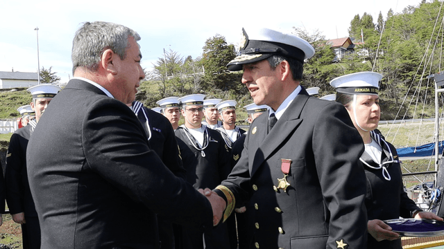 Alcalde de Cabo de Hornos condecora al Contraalmirante Jorge Castillo en Puerto Williams
