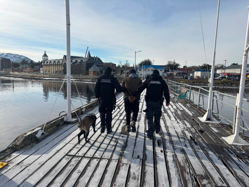 Operativo de la Autoridad Marítima detecto individuo con dos ordenes de detención pendientes a bordo de lancha pesquera Operativo de la Autoridad Marítima detecto individuo con dos ordenes de detención pendientes a bordo de lancha pesquera