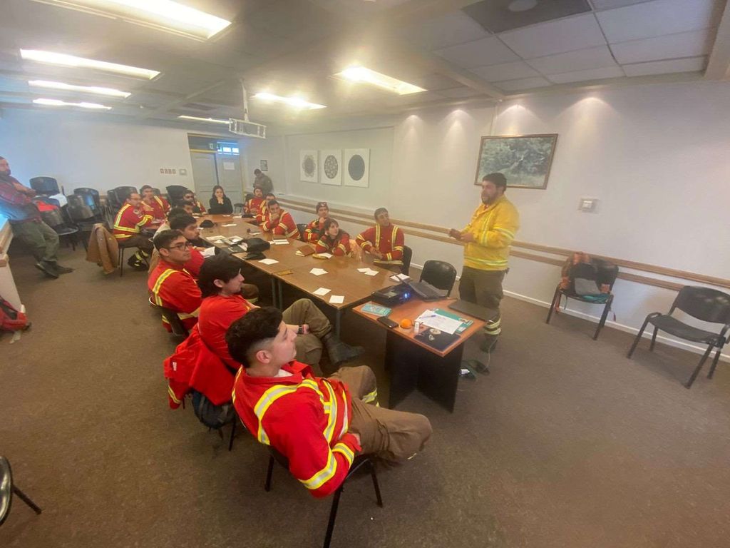 En el edificio del Agro se reunieron jefes de brigadas de CONAF para evaluar la temporada En el edificio del Agro se reunieron jefes de brigadas de CONAF para evaluar la temporada