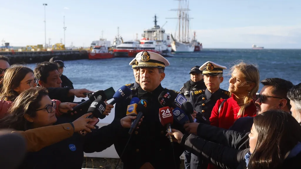 13013-capitan-buque-escuela-elcano 13013-capitan-buque-escuela-elcano