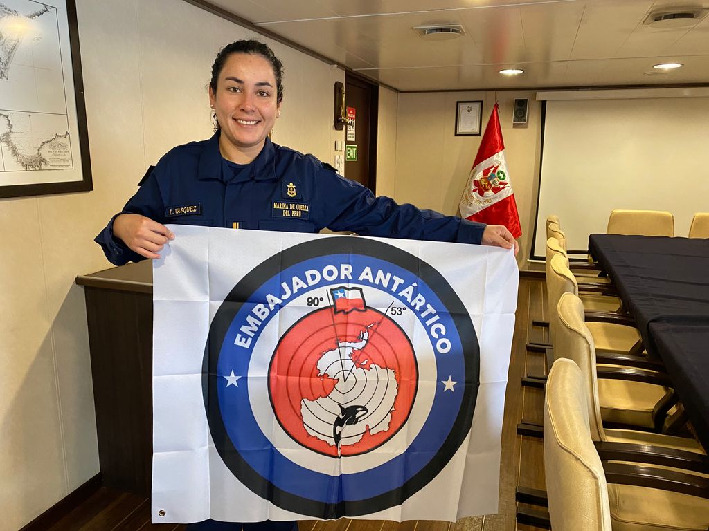 EMblema Embajadores antárticos entregado al BAP Carrasco EMblema Embajadores antárticos entregado al BAP Carrasco