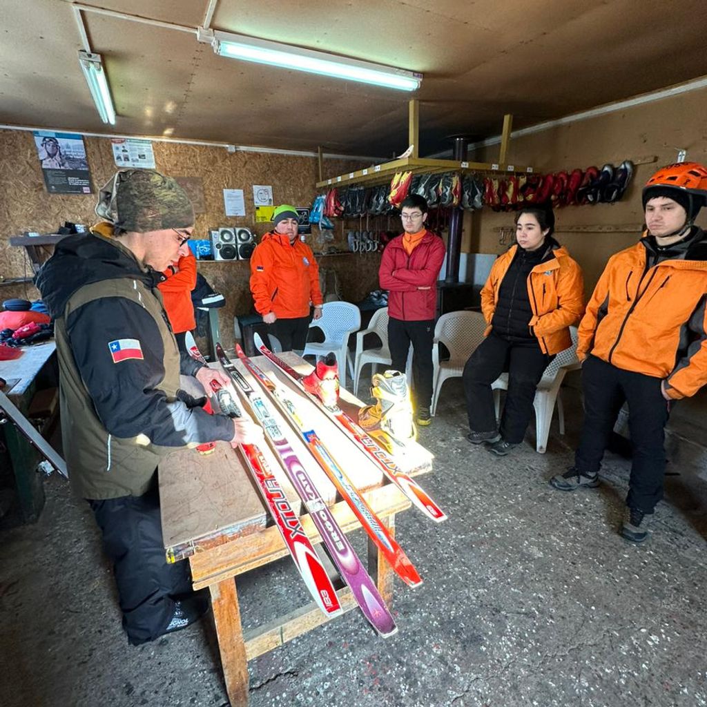 El administrador de la RN Magallanes realiza la Inducción teorica en esquí Socorro Andino El administrador de la RN Magallanes realiza la Inducción teorica en esquí Socorro Andino