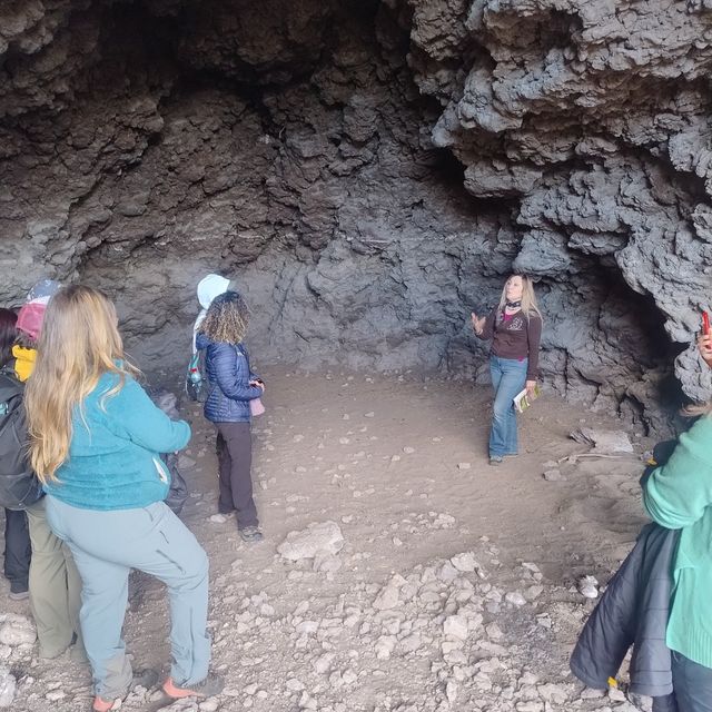 dra Fabiana Martin exponiendo ante participantes sobre los descubrimientos en Cueva Pali Aike dra Fabiana Martin exponiendo ante participantes sobre los descubrimientos en Cueva Pali Aike